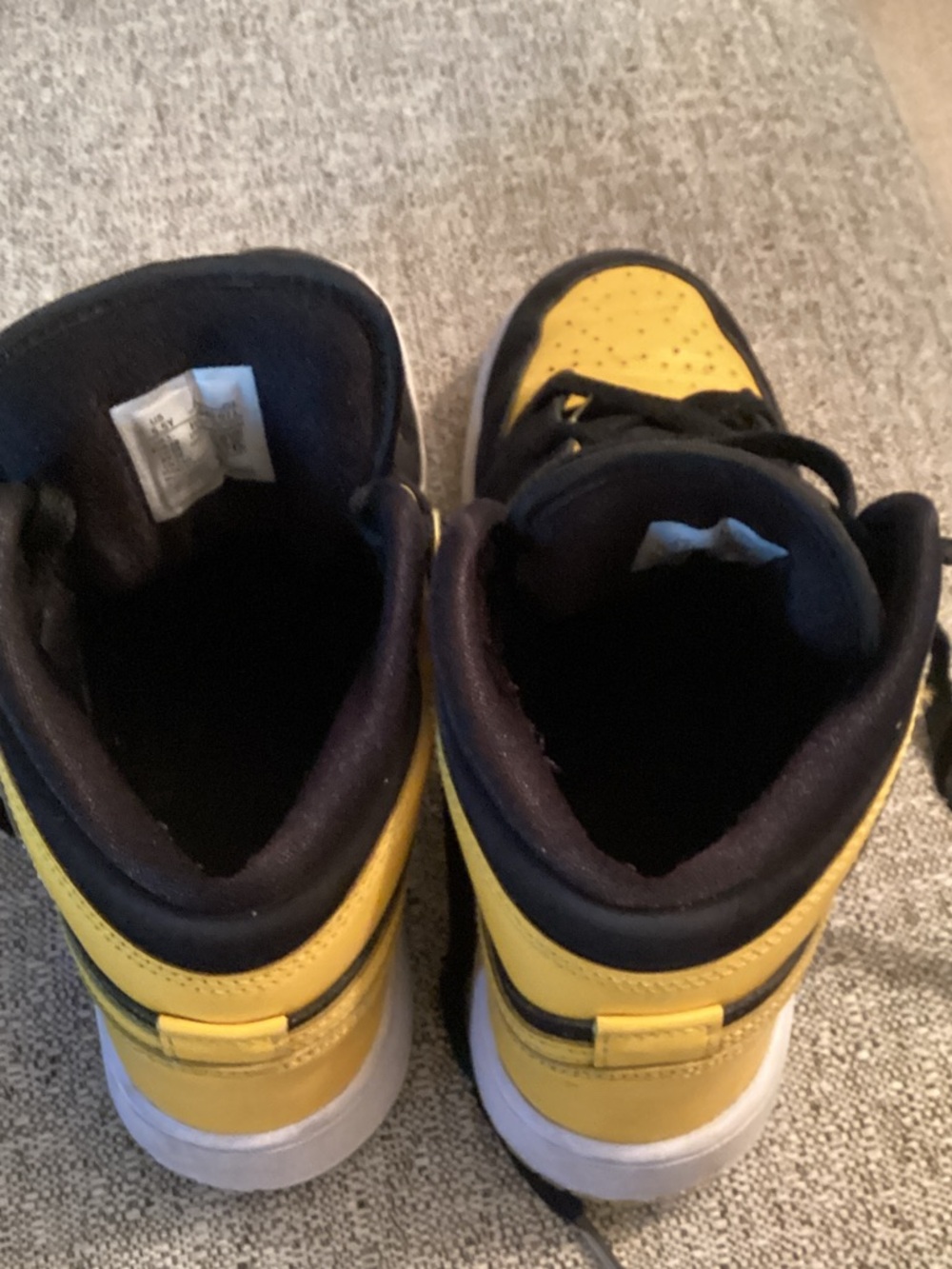 Jordan Kids' Yellow & Black High-Top Sneakers 📦 - Picture 7 of 8